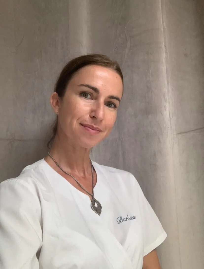 Ritratto di Barbara Canal in divisa bianca da operatrice olistica